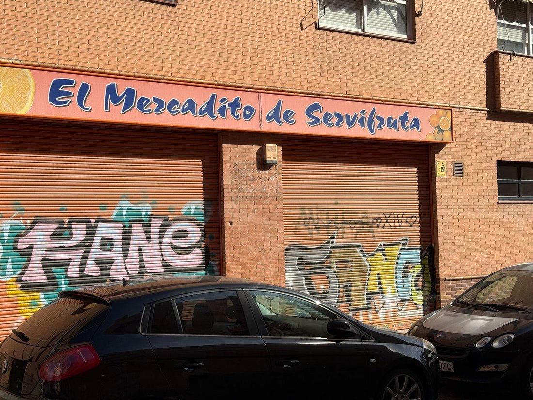 El mercadito de servifruta cerrado en el barrio de las Rosas, Madrid